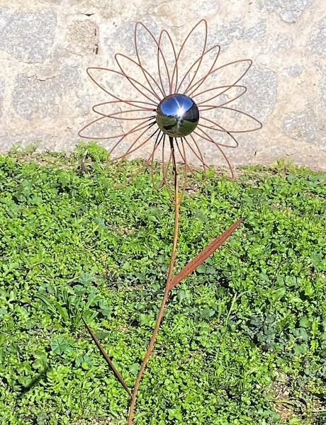 Edelrost Blüte spitze Form mit Edelstahlkugel auf Stab