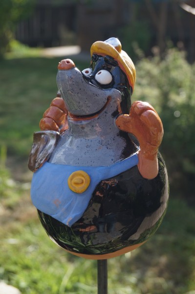 Keramik Gartenkugel Maulwurf mit Schaufel - Höhe 18 cm