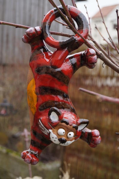 Keramik Katze rot gestreift hängend - Höhe 17 cm