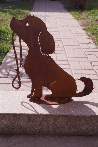 Edelrost Hund Lucy mit Leine auf Bodenplatte groß - Höhe 50 cm
