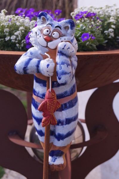Keramik Katze blau gestreift mit Fisch frostfest - Höhe 31 cm