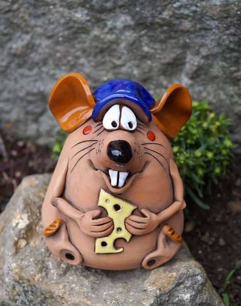 Keramik Maus Freddy mit Käse - Höhe 13 cm