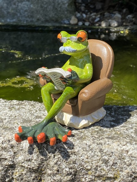 Kunststein Frosch Opa mit Zeitung auf Ohrensessel