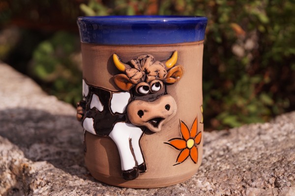 Keramik Tasse Kuh mit Blüte Handarbeit