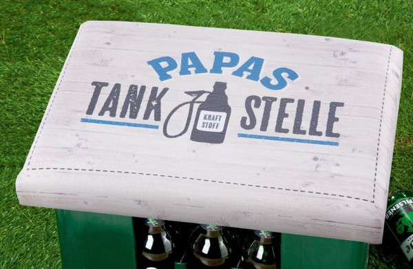 Kunststoff Sitzpolster Aufsatz für Getränke- / Bierkisten mit Spruch - Papas Tankstelle