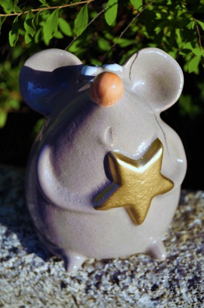 Keramik Maus Melli mit Stern goldfarben zum Stellen