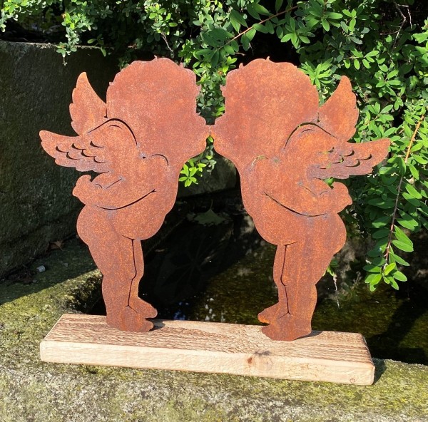 Edelrost Engelpärchen küssend auf Holzbodenplatte - Höhe 25 cm