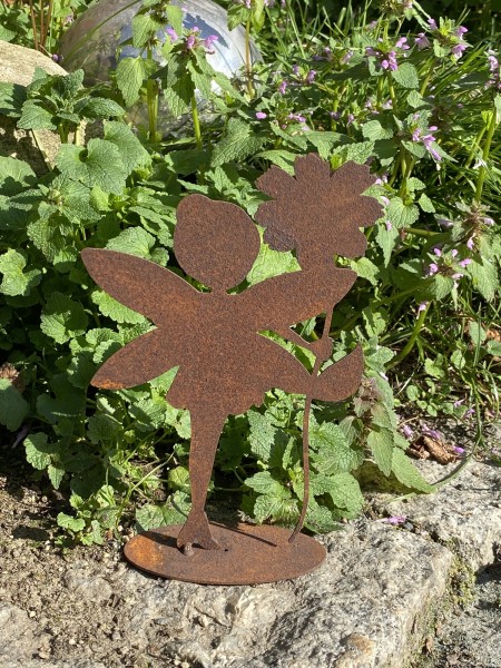 Edelrost Elfe Lena mit Blüte auf Bodenplatte - Höhe 20 cm