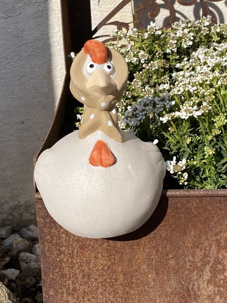 Keramik Kantenfigur Huhn Gerda mit Kopftuch braun - Höhe 15 cm