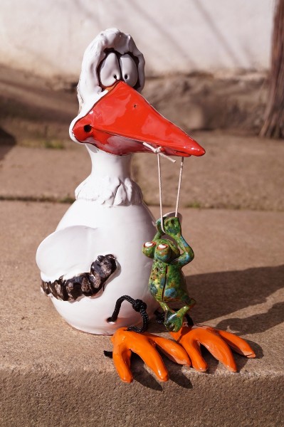 Keramik Storch Siegbert mit Frosch und Beinen