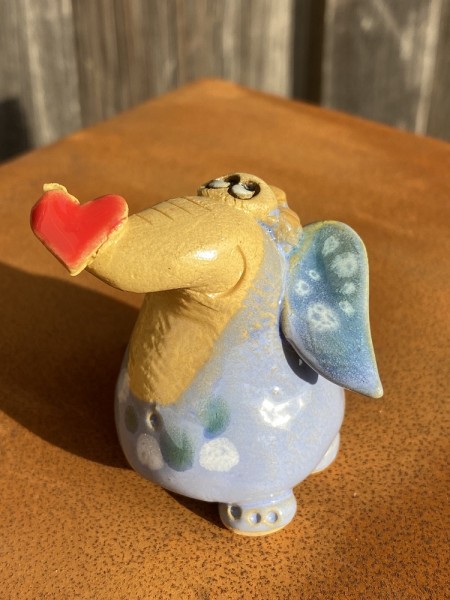 Mini Keramik Elefant mit Herz am Rüssel - Höhe 5,5 cm